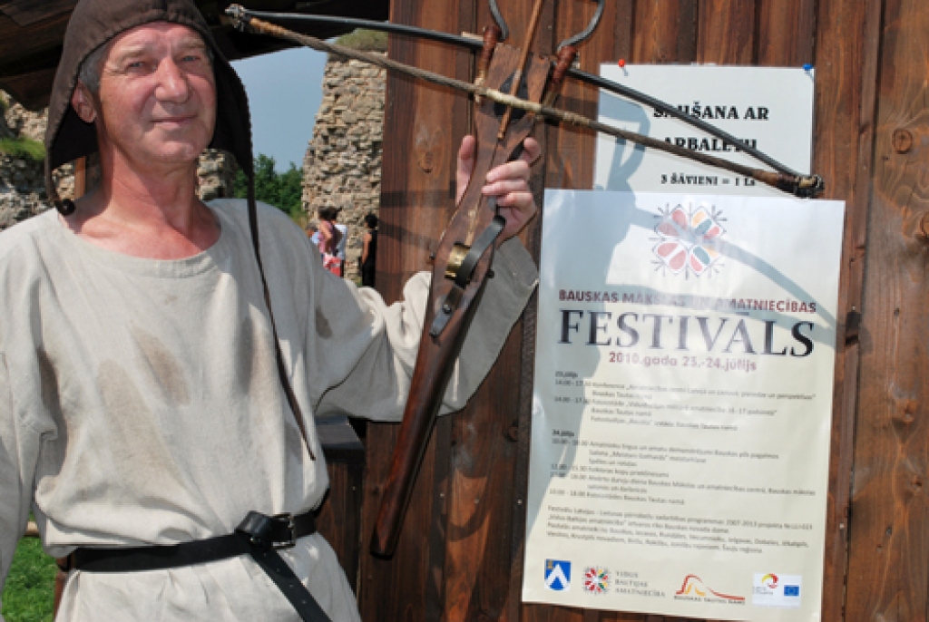 Pirmais Bauskas mākslas un amatniecības festivāls 24. jūlija vakarā noslēdzās ar dalībnieku saviesīgu pasēdēšanu un jautriem dančiem Zemnieka sētas un lauksaimniecības mašīnu muzejā Gailīšu pagastā. Pirms tam dažādi pasākumi 23. un 24....