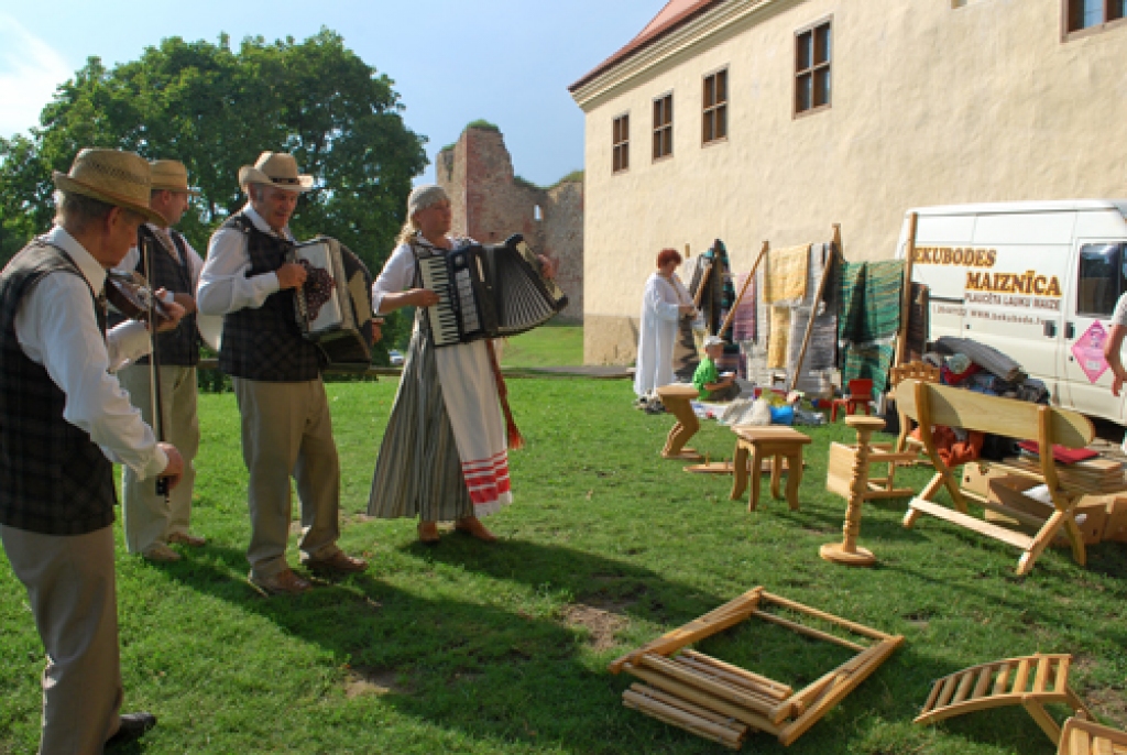 Pirmais Bauskas mākslas un amatniecības festivāls 24. jūlija vakarā noslēdzās ar dalībnieku saviesīgu pasēdēšanu un jautriem dančiem Zemnieka sētas un lauksaimniecības mašīnu muzejā Gailīšu pagastā. Pirms tam dažādi pasākumi 23. un 24....