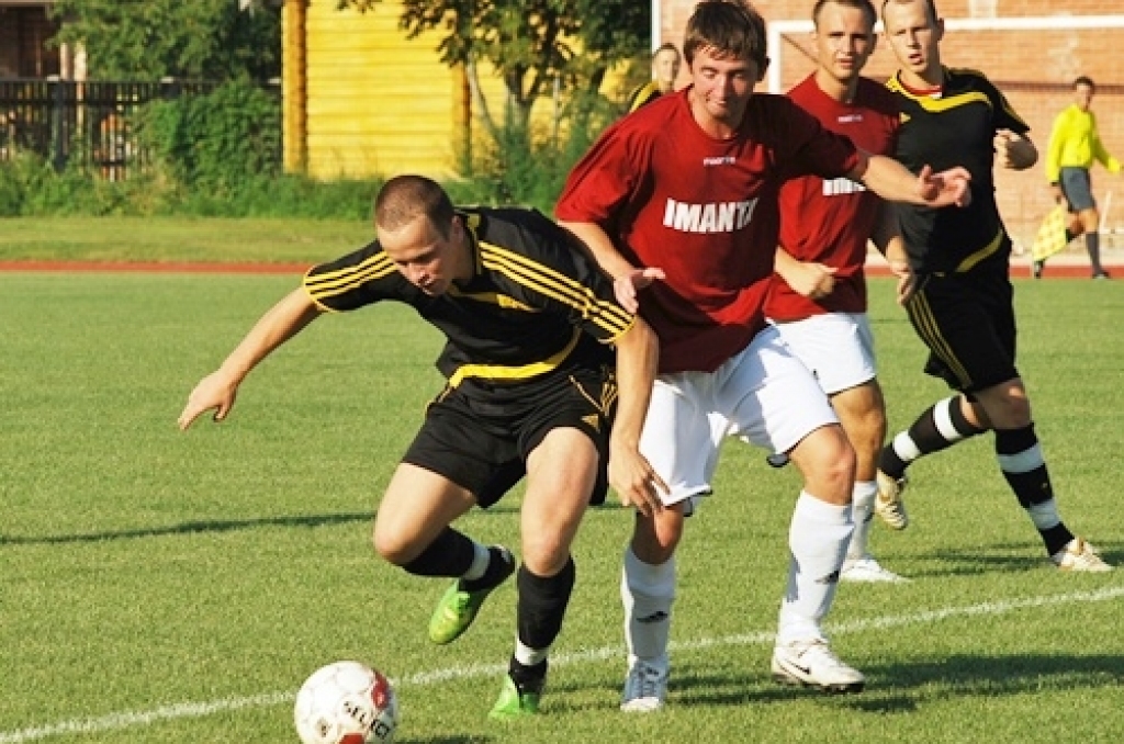 Bauskas pilsētas stadionā 22. jūlija vakarā notika 2010./2011. gada Latvijas Futbola federācijas kausa izcīņas B grupas 1. kārtas spēle starp FK «Bauska/Iecava» un SK «Imanta». Apmēram pussimt skatītāju klātbūtnē mūsu futbolisti...
Autors: Uldis Varnevičs