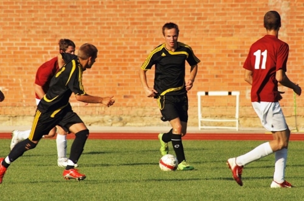 Bauskas pilsētas stadionā 22. jūlija vakarā notika 2010./2011. gada Latvijas Futbola federācijas kausa izcīņas B grupas 1. kārtas spēle starp FK «Bauska/Iecava» un SK «Imanta». Apmēram pussimt skatītāju klātbūtnē mūsu futbolisti...
Autors: Uldis Varnevičs