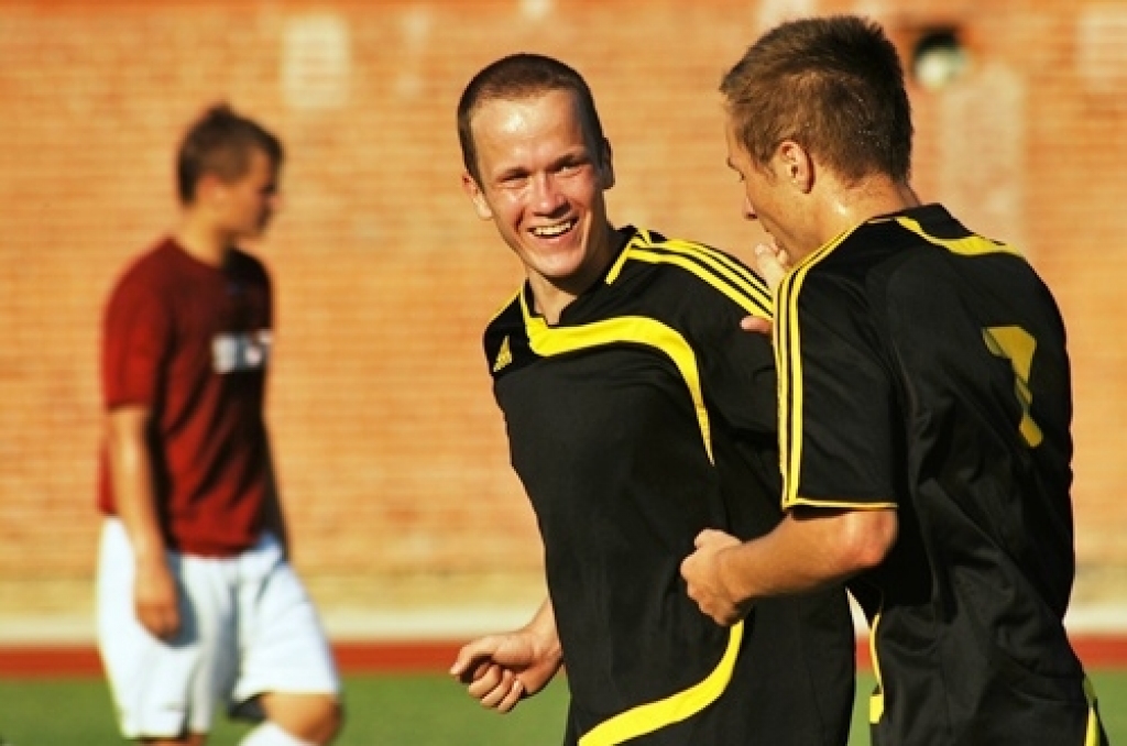 Bauskas pilsētas stadionā 22. jūlija vakarā notika 2010./2011. gada Latvijas Futbola federācijas kausa izcīņas B grupas 1. kārtas spēle starp FK «Bauska/Iecava» un SK «Imanta». Apmēram pussimt skatītāju klātbūtnē mūsu futbolisti...
Autors: Uldis Varnevičs