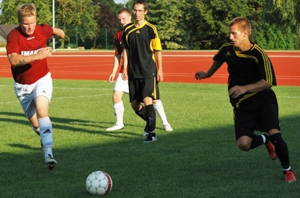 Bauskas pilsētas stadionā 22. jūlija vakarā notika 2010./2011. gada Latvijas Futbola federācijas kausa izcīņas B grupas 1. kārtas spēle starp FK «Bauska/Iecava» un SK «Imanta». Apmēram pussimt skatītāju klātbūtnē mūsu futbolisti...
Autors: Uldis Varnevičs