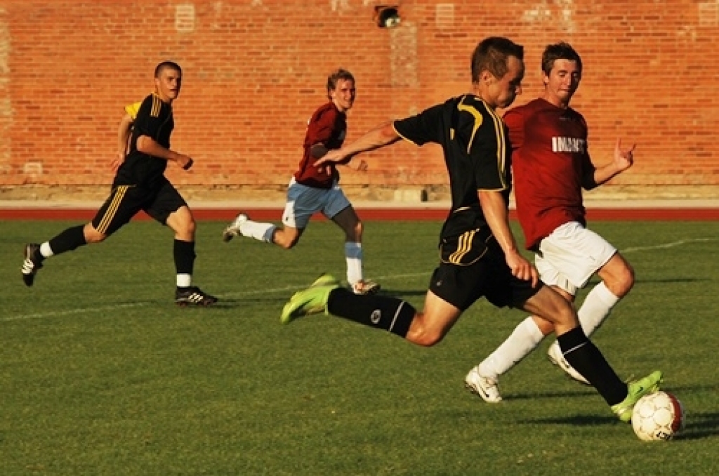Bauskas pilsētas stadionā 22. jūlija vakarā notika 2010./2011. gada Latvijas Futbola federācijas kausa izcīņas B grupas 1. kārtas spēle starp FK «Bauska/Iecava» un SK «Imanta». Apmēram pussimt skatītāju klātbūtnē mūsu futbolisti...
Autors: Uldis Varnevičs