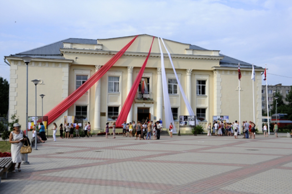 Balvos 16. – 18. jūlijā ar īsti latgalisku sirsnību un vērienu izskanēja 12. Latvijas amatierteātru salidojums. 110 teātru dalībnieku pulkā bija Bauskas Tautas teātris, Bauskas neatkarīgais jauniešu teātris «SmietiesDrīkstRaudāt», Codes...
Autors: Ivars Bogdanovs