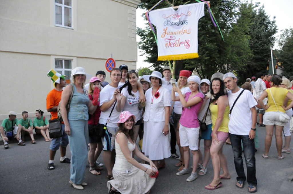 Balvos 16. – 18. jūlijā ar īsti latgalisku sirsnību un vērienu izskanēja 12. Latvijas amatierteātru salidojums. 110 teātru dalībnieku pulkā bija Bauskas Tautas teātris, Bauskas neatkarīgais jauniešu teātris «SmietiesDrīkstRaudāt», Codes...
Autors: Ivars Bogdanovs