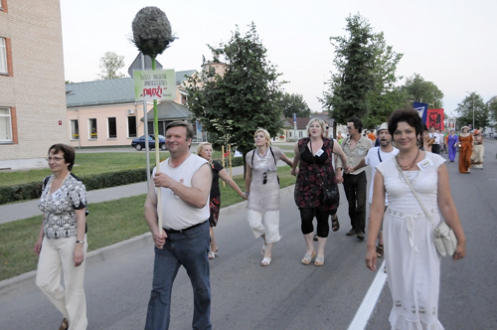 Balvos 16. – 18. jūlijā ar īsti latgalisku sirsnību un vērienu izskanēja 12. Latvijas amatierteātru salidojums. 110 teātru dalībnieku pulkā bija Bauskas Tautas teātris, Bauskas neatkarīgais jauniešu teātris «SmietiesDrīkstRaudāt», Codes...
Autors: Ivars Bogdanovs