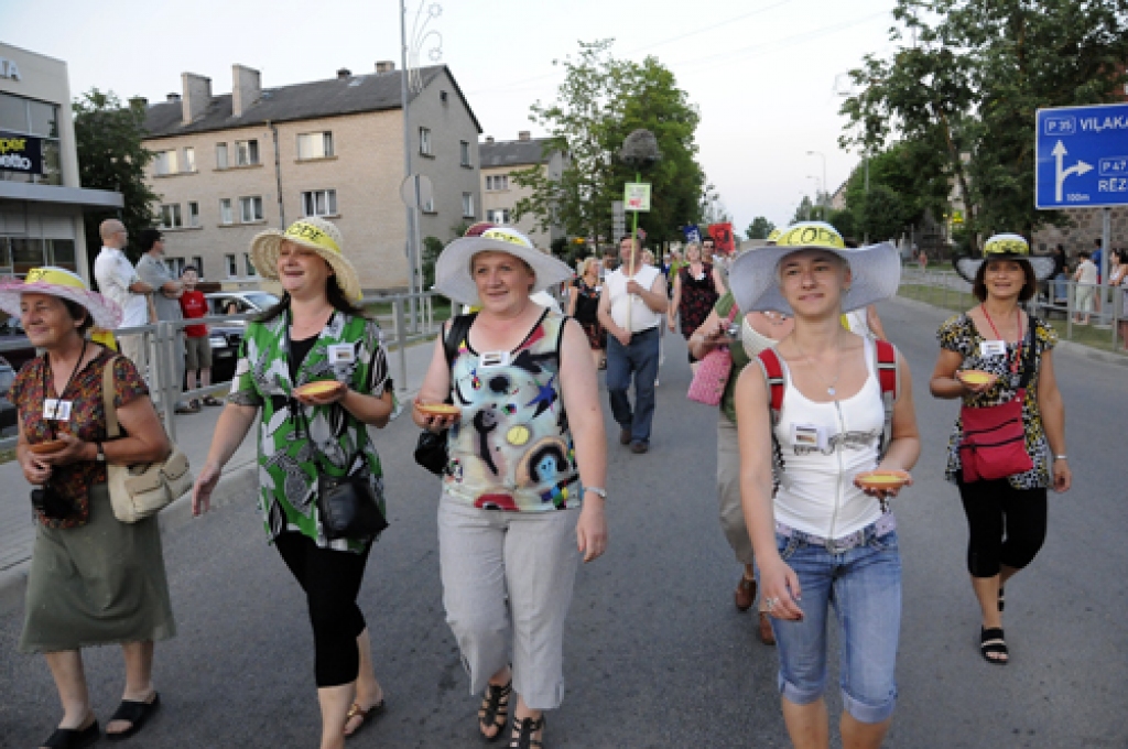 Balvos 16. – 18. jūlijā ar īsti latgalisku sirsnību un vērienu izskanēja 12. Latvijas amatierteātru salidojums. 110 teātru dalībnieku pulkā bija Bauskas Tautas teātris, Bauskas neatkarīgais jauniešu teātris «SmietiesDrīkstRaudāt», Codes...
Autors: Ivars Bogdanovs
