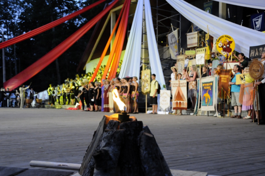 Balvos 16. – 18. jūlijā ar īsti latgalisku sirsnību un vērienu izskanēja 12. Latvijas amatierteātru salidojums. 110 teātru dalībnieku pulkā bija Bauskas Tautas teātris, Bauskas neatkarīgais jauniešu teātris «SmietiesDrīkstRaudāt», Codes...
Autors: Ivars Bogdanovs