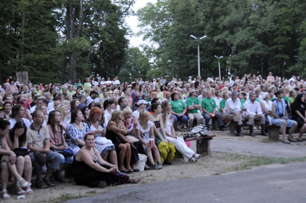 Balvos 16. – 18. jūlijā ar īsti latgalisku sirsnību un vērienu izskanēja 12. Latvijas amatierteātru salidojums. 110 teātru dalībnieku pulkā bija Bauskas Tautas teātris, Bauskas neatkarīgais jauniešu teātris «SmietiesDrīkstRaudāt», Codes...
Autors: Ivars Bogdanovs