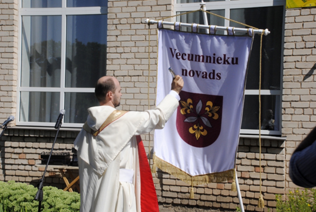 Visdažādākās krāsas un smaržas piepildīja Vecumnieku centru sestdien, 17. jūlijā, kur jau piekto gadu pēc kārtas noritēja Liliju svētki. To apmeklētājus priecēja ne tikai floristu oriģinālie darbi, piepūšamās atrakcijas un jautrie...
Autors: Juris Iļņickis