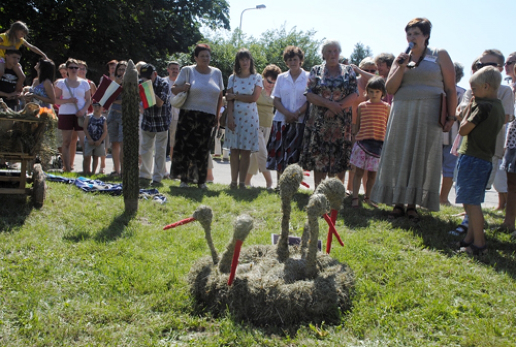Visdažādākās krāsas un smaržas piepildīja Vecumnieku centru sestdien, 17. jūlijā, kur jau piekto gadu pēc kārtas noritēja Liliju svētki. To apmeklētājus priecēja ne tikai floristu oriģinālie darbi, piepūšamās atrakcijas un jautrie...
Autors: Juris Iļņickis