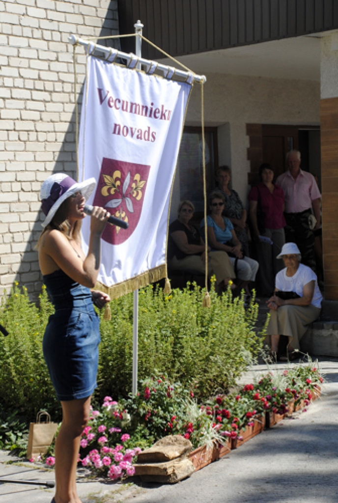 Visdažādākās krāsas un smaržas piepildīja Vecumnieku centru sestdien, 17. jūlijā, kur jau piekto gadu pēc kārtas noritēja Liliju svētki. To apmeklētājus priecēja ne tikai floristu oriģinālie darbi, piepūšamās atrakcijas un jautrie...
Autors: Juris Iļņickis