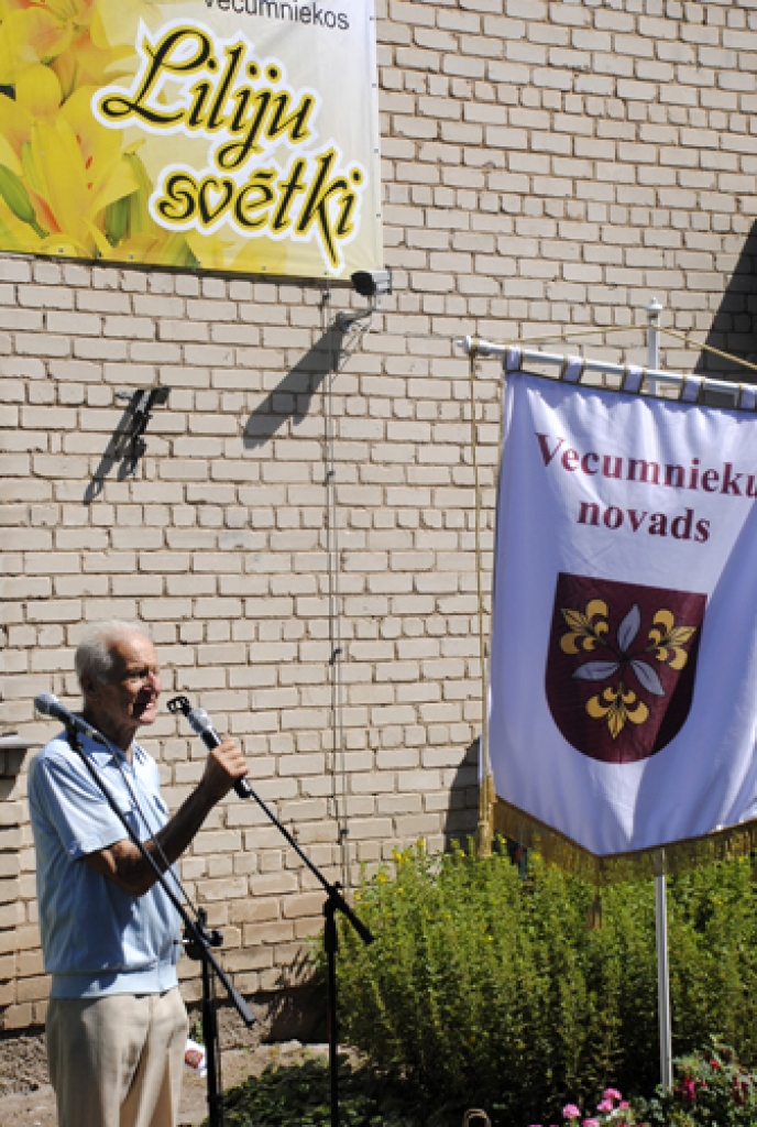 Visdažādākās krāsas un smaržas piepildīja Vecumnieku centru sestdien, 17. jūlijā, kur jau piekto gadu pēc kārtas noritēja Liliju svētki. To apmeklētājus priecēja ne tikai floristu oriģinālie darbi, piepūšamās atrakcijas un jautrie...
Autors: Juris Iļņickis