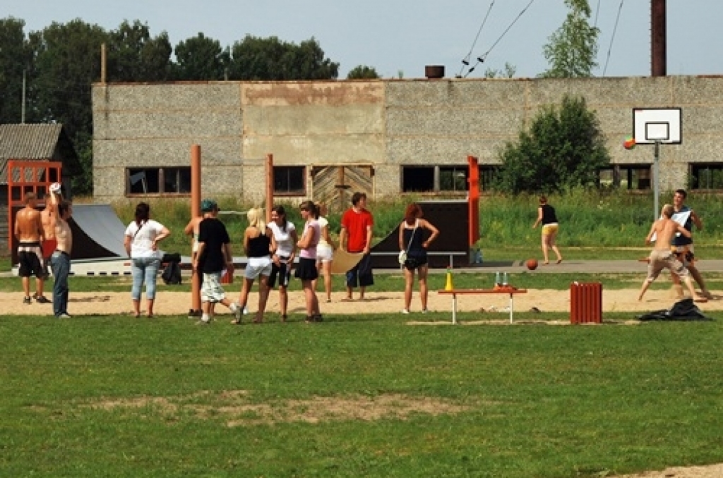Vairāk nekā 50 dalībnieku piedalījās biedrības «Stelpīte» organizētajā jauniešu festivālā «Connect 2010», kurš notika 16. jūlijā Stelpē. Festivāla programmā pēcpusdienā bija netradicionālās sporta spēles, tika sacerēta oda festivālam, bet...
Autors: Uldis Varnevičs