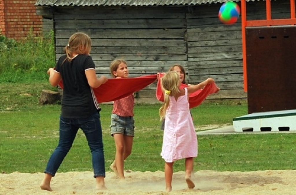 Vairāk nekā 50 dalībnieku piedalījās biedrības «Stelpīte» organizētajā jauniešu festivālā «Connect 2010», kurš notika 16. jūlijā Stelpē. Festivāla programmā pēcpusdienā bija netradicionālās sporta spēles, tika sacerēta oda festivālam, bet...
Autors: Uldis Varnevičs