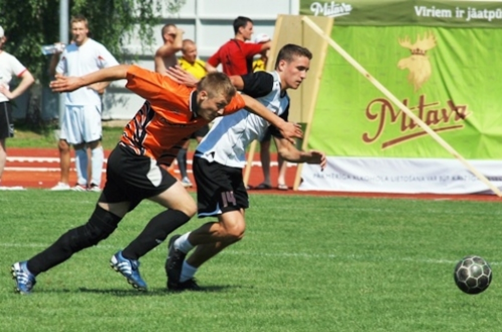 Turnīra «Mītava Open 2010» Bauskas posma sacīkstēs bija pieteikta 21 futbolkomanda, no kurām sešas bija no mūsu novadiem – «NHS», «Manta.lv», «Evaautonams.lv», «Akmentiņi un Co», «Rainis» un «Īslīce». Visveiksmīgāk sacensībās startēja...
Autors: Uldis Varnevičs
