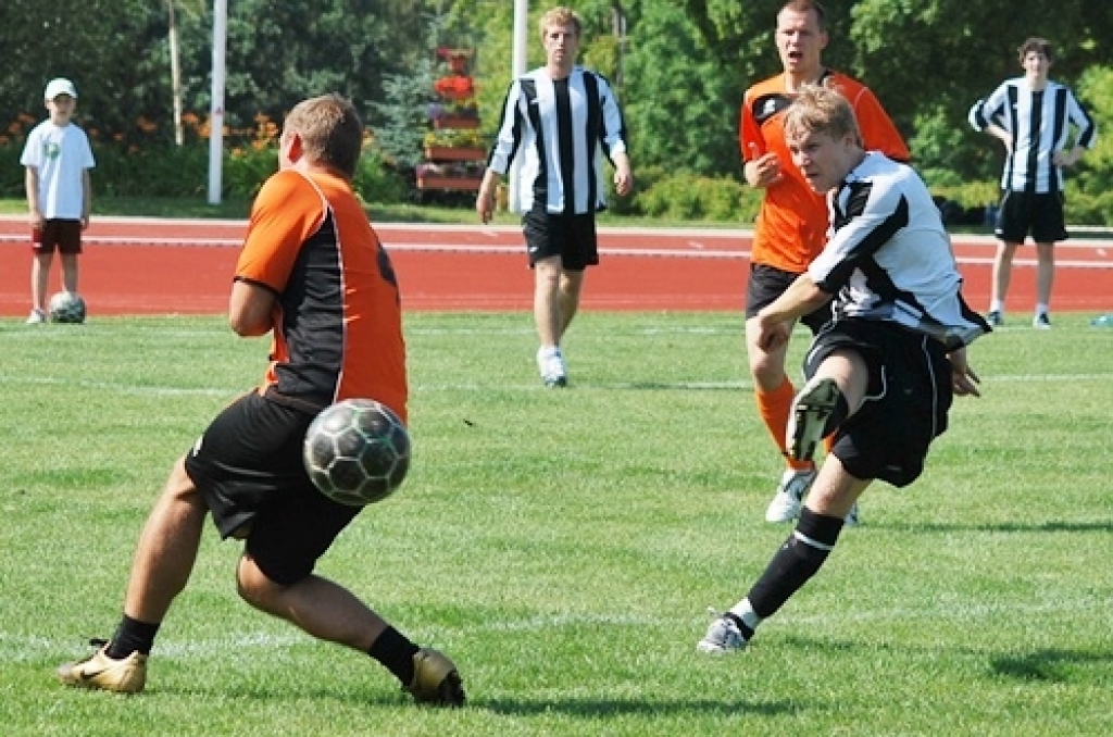 Turnīra «Mītava Open 2010» Bauskas posma sacīkstēs bija pieteikta 21 futbolkomanda, no kurām sešas bija no mūsu novadiem – «NHS», «Manta.lv», «Evaautonams.lv», «Akmentiņi un Co», «Rainis» un «Īslīce». Visveiksmīgāk sacensībās startēja...
Autors: Uldis Varnevičs