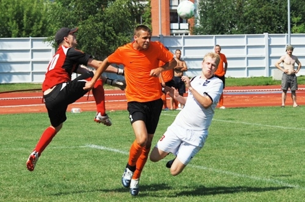 Turnīra «Mītava Open 2010» Bauskas posma sacīkstēs bija pieteikta 21 futbolkomanda, no kurām sešas bija no mūsu novadiem – «NHS», «Manta.lv», «Evaautonams.lv», «Akmentiņi un Co», «Rainis» un «Īslīce». Visveiksmīgāk sacensībās startēja...
Autors: Uldis Varnevičs
