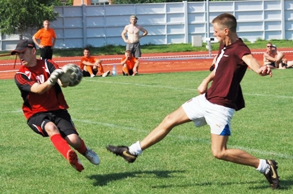 Turnīra «Mītava Open 2010» Bauskas posma sacīkstēs bija pieteikta 21 futbolkomanda, no kurām sešas bija no mūsu novadiem – «NHS», «Manta.lv», «Evaautonams.lv», «Akmentiņi un Co», «Rainis» un «Īslīce». Visveiksmīgāk sacensībās startēja...
Autors: Uldis Varnevičs