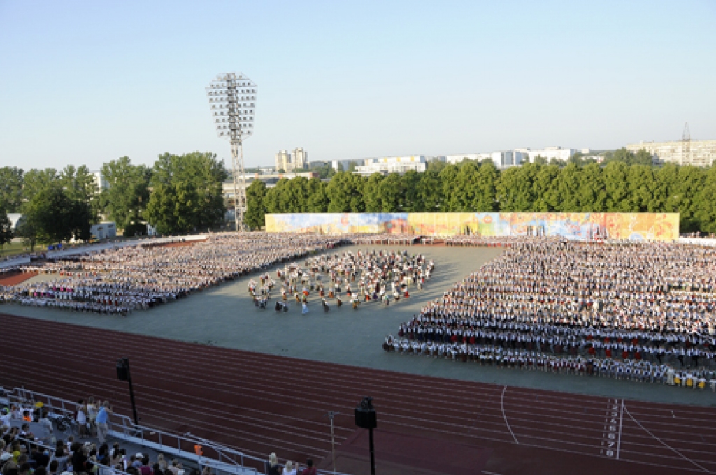 Tūkstošiem dejotāju no visiem novadiem trijos koncertos «Daugavas» stadionā priecēja skatītājus uzvedumā «Deja kāpj debesīs».
Autors: Ivars Bogdanovs