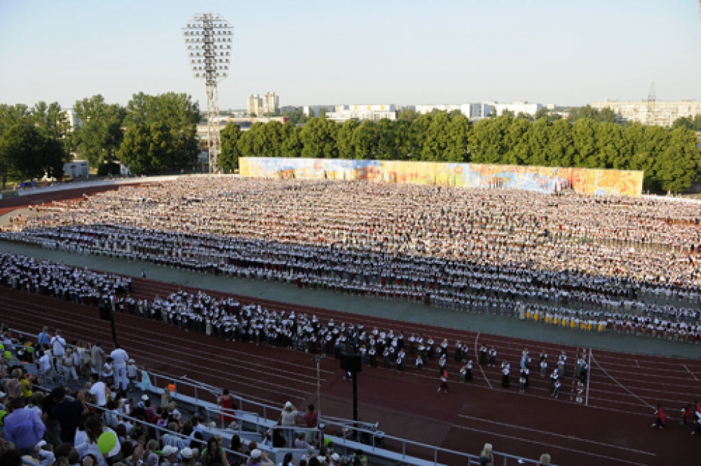 Tūkstošiem dejotāju no visiem novadiem trijos koncertos «Daugavas» stadionā priecēja skatītājus uzvedumā «Deja kāpj debesīs».
Autors: Ivars Bogdanovs