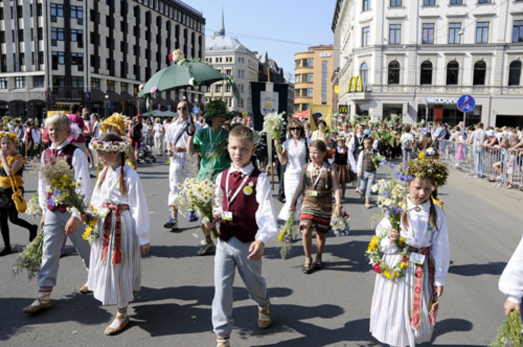 Šogad 10. Latvijas skolu jaunatnes dziesmu un deju svētku gājiens bija citādāks, nekā iepriekšējos gadus. «Tomēr ir patiess prieks par to, ka tas ir izdevies un spējis iepriecināt gan dalībniekus, gan skatītājus,» tādu viedokli pauž svētku...
Autors: Ivars Bogdanovs
