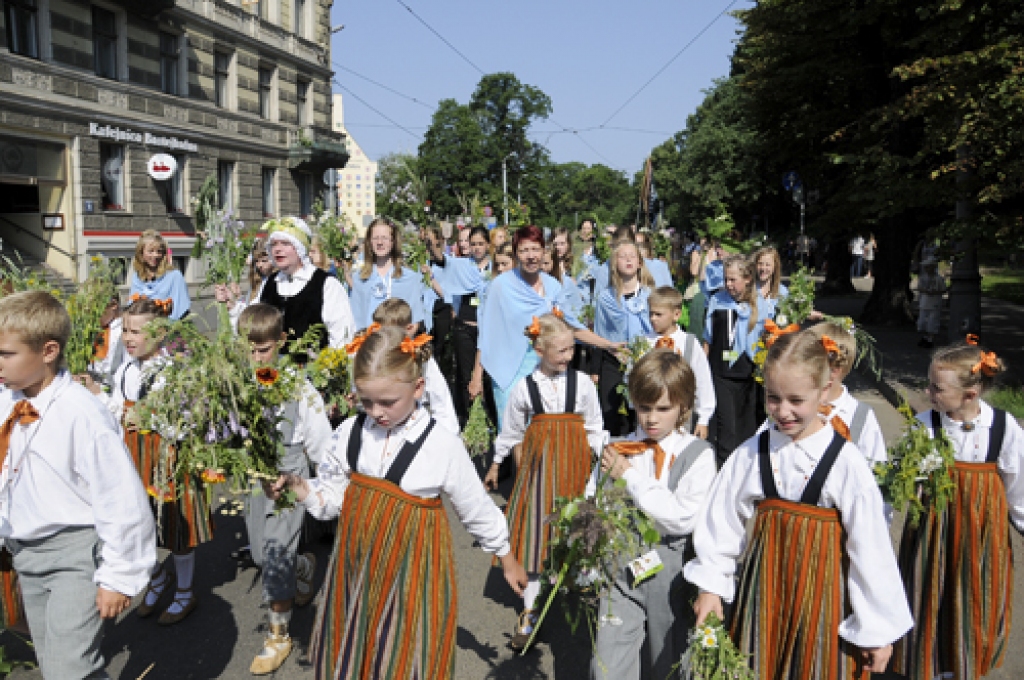 Šogad 10. Latvijas skolu jaunatnes dziesmu un deju svētku gājiens bija citādāks, nekā iepriekšējos gadus. «Tomēr ir patiess prieks par to, ka tas ir izdevies un spējis iepriecināt gan dalībniekus, gan skatītājus,» tādu viedokli pauž svētku...
Autors: Ivars Bogdanovs