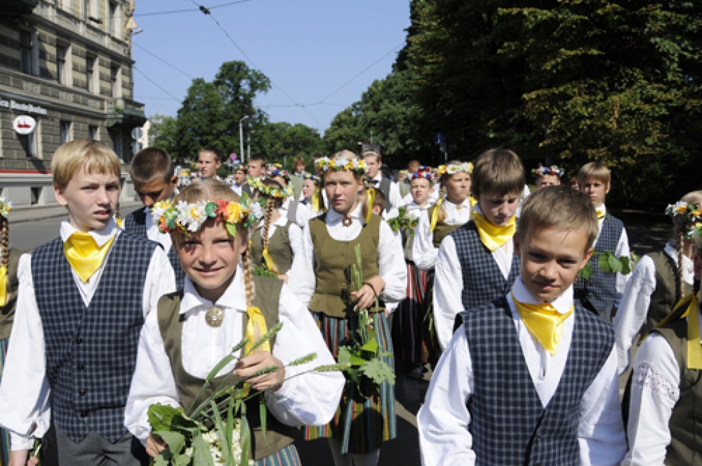 Šogad 10. Latvijas skolu jaunatnes dziesmu un deju svētku gājiens bija citādāks, nekā iepriekšējos gadus. «Tomēr ir patiess prieks par to, ka tas ir izdevies un spējis iepriecināt gan dalībniekus, gan skatītājus,» tādu viedokli pauž svētku...
Autors: Ivars Bogdanovs