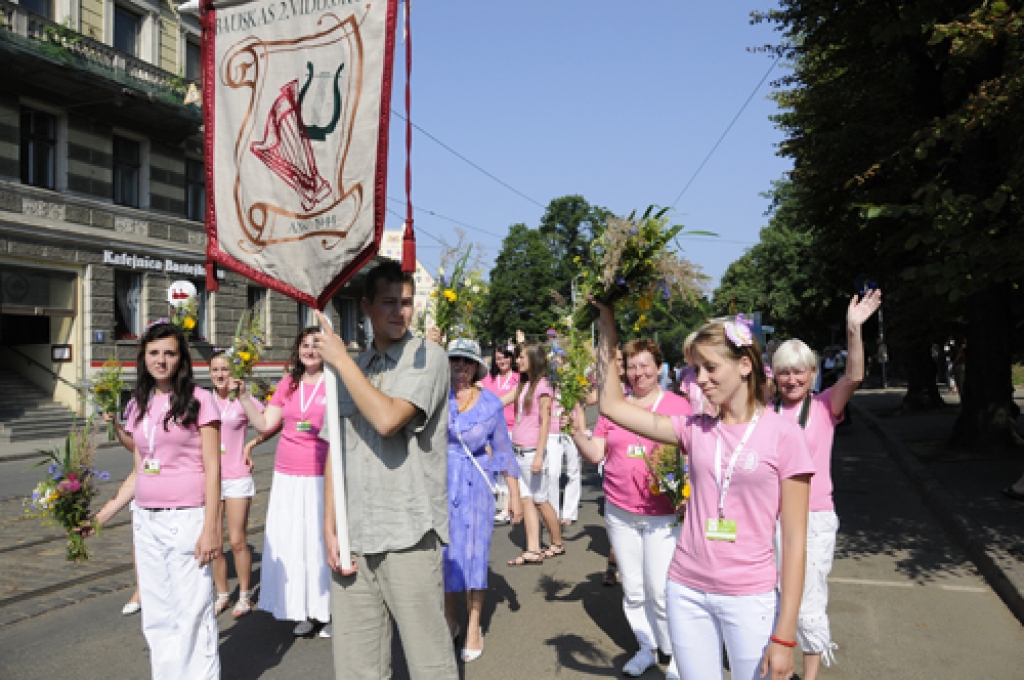 Šogad 10. Latvijas skolu jaunatnes dziesmu un deju svētku gājiens bija citādāks, nekā iepriekšējos gadus. «Tomēr ir patiess prieks par to, ka tas ir izdevies un spējis iepriecināt gan dalībniekus, gan skatītājus,» tādu viedokli pauž svētku...
Autors: Ivars Bogdanovs