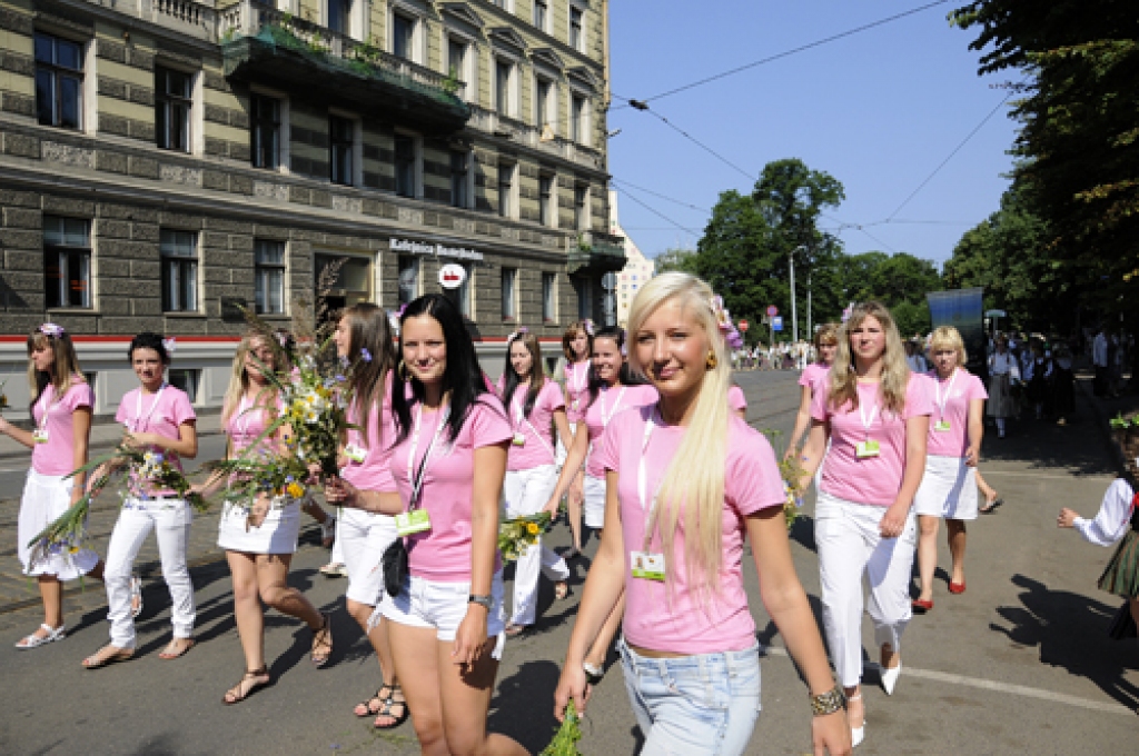 Šogad 10. Latvijas skolu jaunatnes dziesmu un deju svētku gājiens bija citādāks, nekā iepriekšējos gadus. «Tomēr ir patiess prieks par to, ka tas ir izdevies un spējis iepriecināt gan dalībniekus, gan skatītājus,» tādu viedokli pauž svētku...
Autors: Ivars Bogdanovs