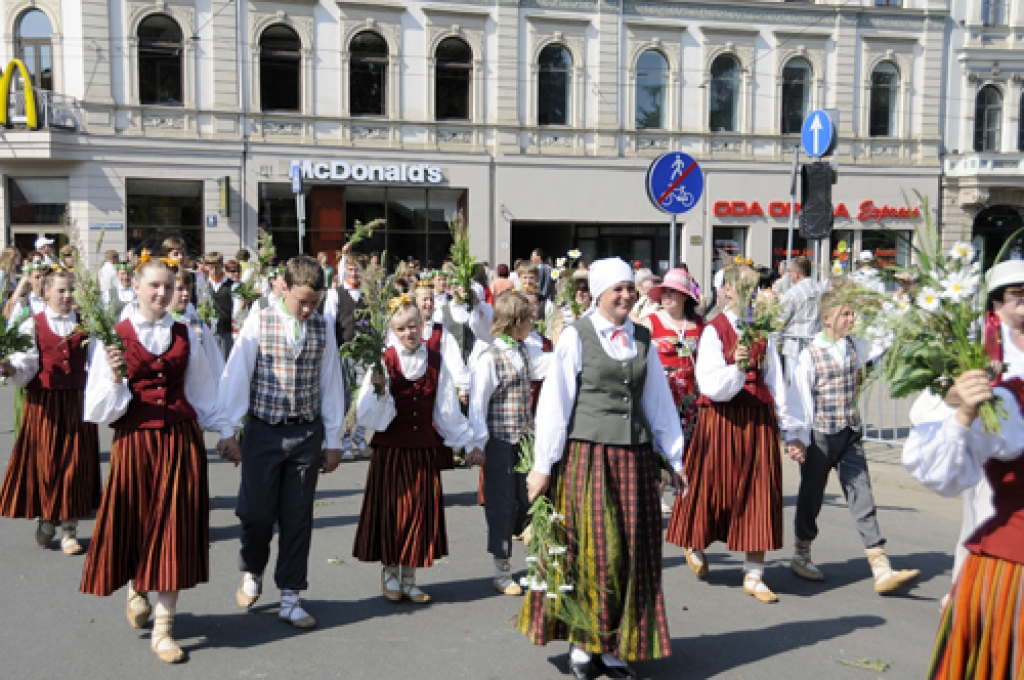 Šogad 10. Latvijas skolu jaunatnes dziesmu un deju svētku gājiens bija citādāks, nekā iepriekšējos gadus. «Tomēr ir patiess prieks par to, ka tas ir izdevies un spējis iepriecināt gan dalībniekus, gan skatītājus,» tādu viedokli pauž svētku...
Autors: Ivars Bogdanovs