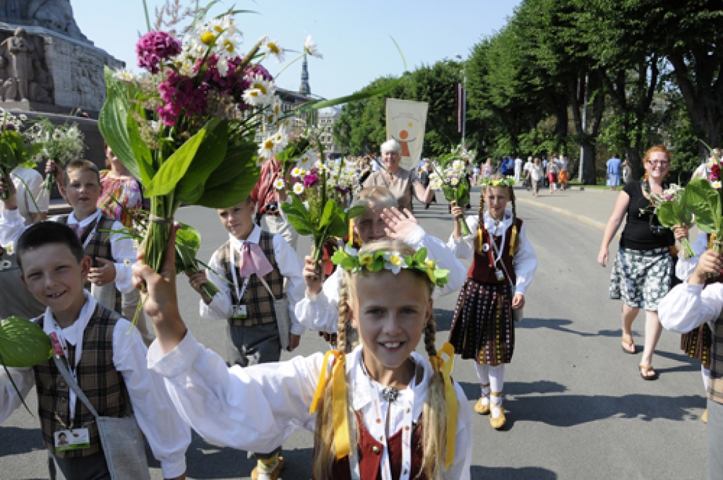 Šogad 10. Latvijas skolu jaunatnes dziesmu un deju svētku gājiens bija citādāks, nekā iepriekšējos gadus. «Tomēr ir patiess prieks par to, ka tas ir izdevies un spējis iepriecināt gan dalībniekus, gan skatītājus,» tādu viedokli pauž svētku...
Autors: Ivars Bogdanovs