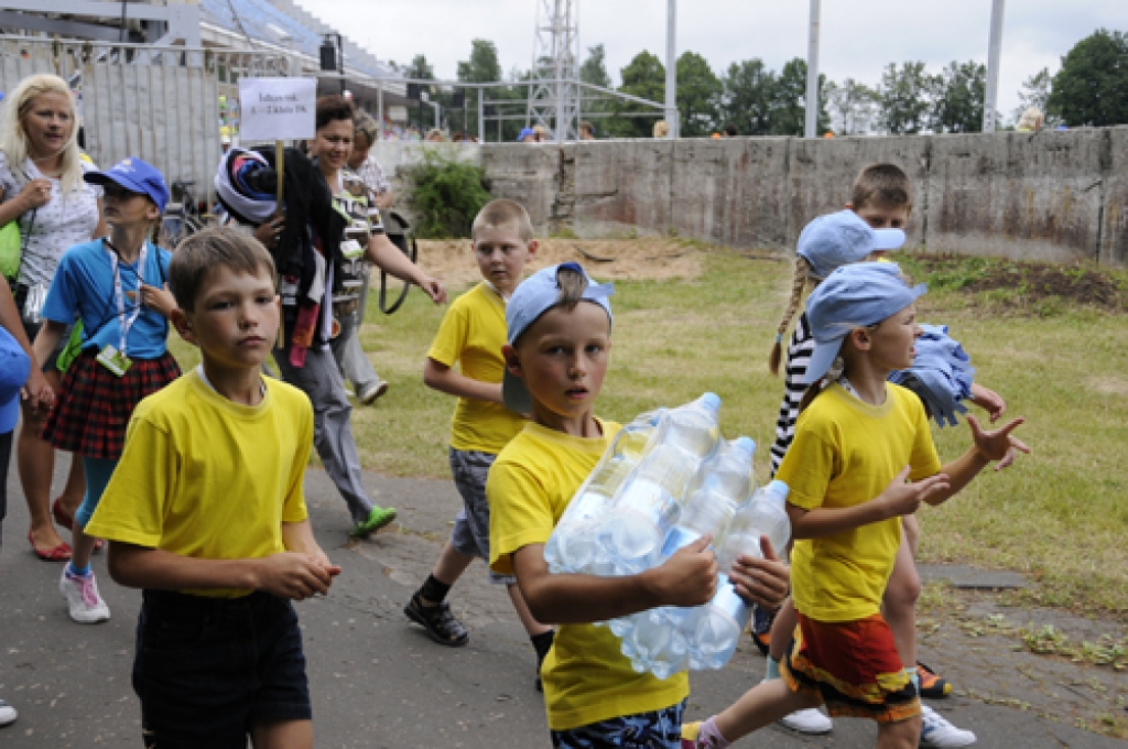 «Bauskas Dzīve» 7. jūlijā vairākas stundas vadīja «Daugavas» stadionā. Tūkstošiem mazu un lielu dejotāju te ilgos mēģinājumos veidoja deju rakstus, kurus skatītāji varēs vērtēt koncertos 10. un 11. jūlijā.
Autors: Ivars Bogdanovs