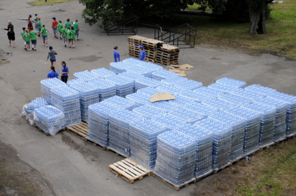 «Bauskas Dzīve» 7. jūlijā vairākas stundas vadīja «Daugavas» stadionā. Tūkstošiem mazu un lielu dejotāju te ilgos mēģinājumos veidoja deju rakstus, kurus skatītāji varēs vērtēt koncertos 10. un 11. jūlijā.
Autors: Ivars Bogdanovs
