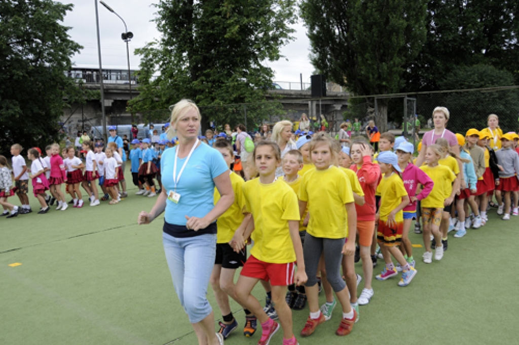 «Bauskas Dzīve» 7. jūlijā vairākas stundas vadīja «Daugavas» stadionā. Tūkstošiem mazu un lielu dejotāju te ilgos mēģinājumos veidoja deju rakstus, kurus skatītāji varēs vērtēt koncertos 10. un 11. jūlijā.
Autors: Ivars Bogdanovs