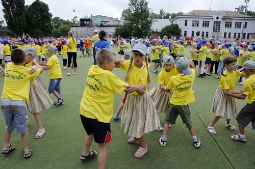 «Bauskas Dzīve» 7. jūlijā vairākas stundas vadīja «Daugavas» stadionā. Tūkstošiem mazu un lielu dejotāju te ilgos mēģinājumos veidoja deju rakstus, kurus skatītāji varēs vērtēt koncertos 10. un 11. jūlijā.
Autors: Ivars Bogdanovs