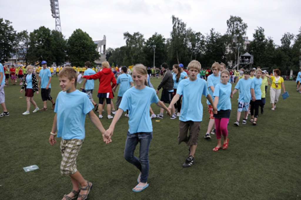 «Bauskas Dzīve» 7. jūlijā vairākas stundas vadīja «Daugavas» stadionā. Tūkstošiem mazu un lielu dejotāju te ilgos mēģinājumos veidoja deju rakstus, kurus skatītāji varēs vērtēt koncertos 10. un 11. jūlijā.
Autors: Ivars Bogdanovs