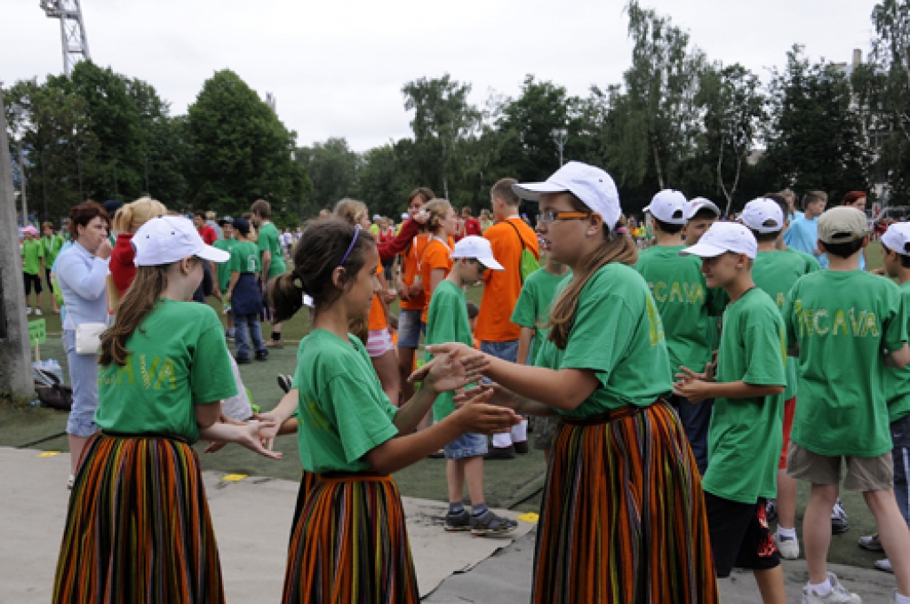 «Bauskas Dzīve» 7. jūlijā vairākas stundas vadīja «Daugavas» stadionā. Tūkstošiem mazu un lielu dejotāju te ilgos mēģinājumos veidoja deju rakstus, kurus skatītāji varēs vērtēt koncertos 10. un 11. jūlijā.
Autors: Ivars Bogdanovs