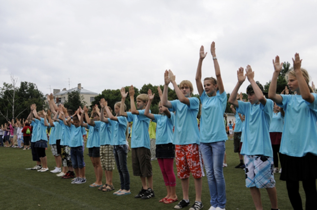 «Bauskas Dzīve» 7. jūlijā vairākas stundas vadīja «Daugavas» stadionā. Tūkstošiem mazu un lielu dejotāju te ilgos mēģinājumos veidoja deju rakstus, kurus skatītāji varēs vērtēt koncertos 10. un 11. jūlijā.
Autors: Ivars Bogdanovs