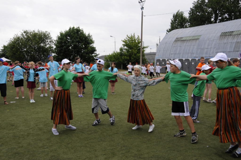 «Bauskas Dzīve» 7. jūlijā vairākas stundas vadīja «Daugavas» stadionā. Tūkstošiem mazu un lielu dejotāju te ilgos mēģinājumos veidoja deju rakstus, kurus skatītāji varēs vērtēt koncertos 10. un 11. jūlijā.
Autors: Ivars Bogdanovs