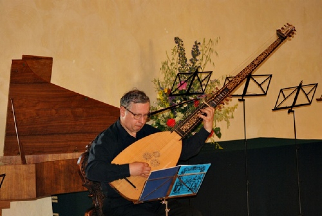 Senās mūzikas pēcpusdiena 4. jūlijā Bauskas pilī aizritēja spoži un neparasti. Muzicēja ansamblis «Canto», tam pievienojās arī baroka mūzikas grupa «Concerto Concitato», Bauskas pils seno deju grupa un amatierteātra aktieri. Muzicēšana...