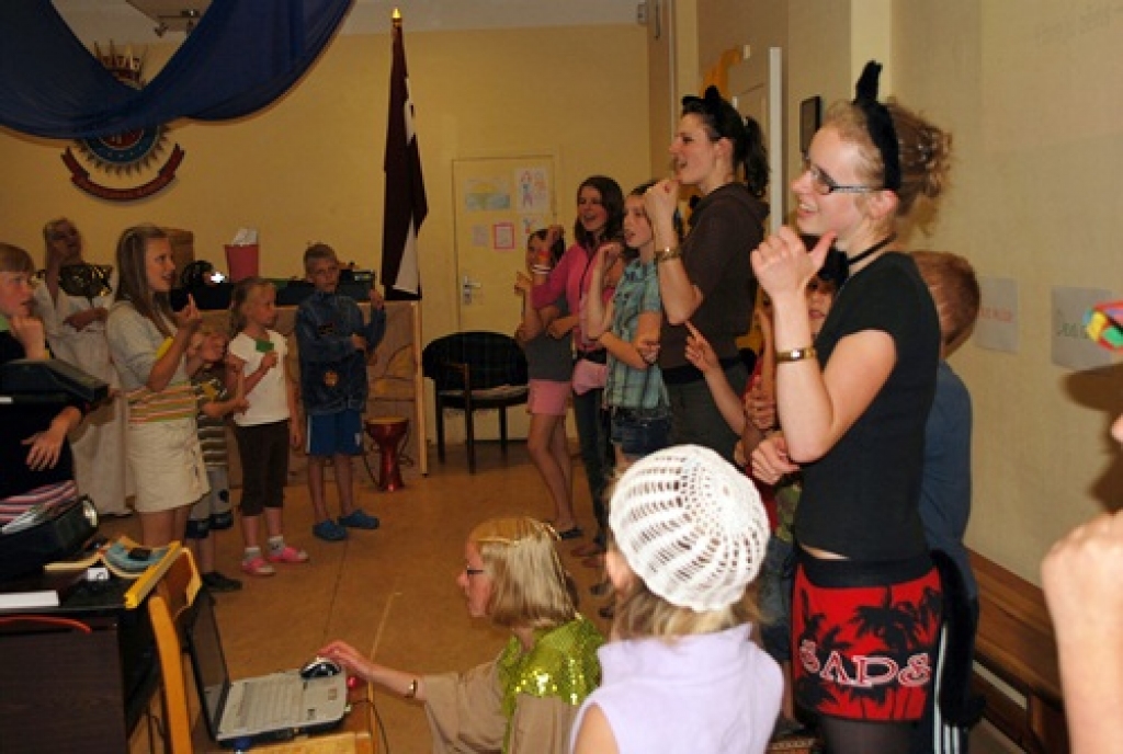 Sestdien, 3. jūlijā, Bauskā noslēdzās Pestīšanas Armijas organizētā četru dienu vasaras programma bērniem «Ēģipte. Jāzepa ceļojums no cietuma līdz pilij». Stāstu bērni izdzīvoja dažādi – uzvedumos, dziesmās, radošajos darbos un dažādās...
Autors: Uldis Varnevičs
