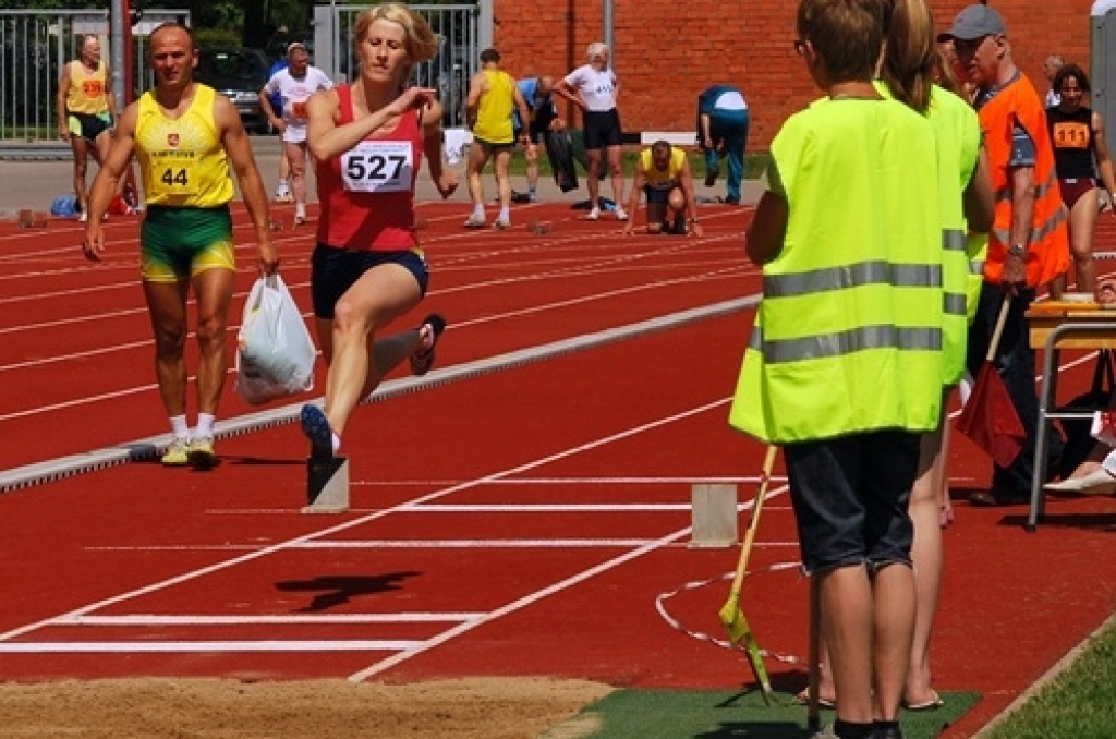 Medaļu un diplomu lietus «nolija» sestdien, 3. jūlijā, Bauskas stadionā. Vairāk nekā 450 vieglatlētu cīnījās par Latvijas Sporta veterānu savienības 47. sporta spēļu un Baltijas valstu pirmā atklātā čempionāta godalgām vieglatlētikā....
Autors: Uldis Varnevičs