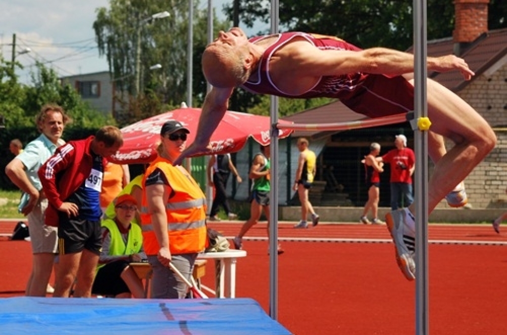 Medaļu un diplomu lietus «nolija» sestdien, 3. jūlijā, Bauskas stadionā. Vairāk nekā 450 vieglatlētu cīnījās par Latvijas Sporta veterānu savienības 47. sporta spēļu un Baltijas valstu pirmā atklātā čempionāta godalgām vieglatlētikā....
Autors: Uldis Varnevičs