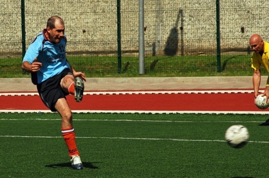 Medaļu un diplomu lietus «nolija» sestdien, 3. jūlijā, Bauskas stadionā. Vairāk nekā 450 vieglatlētu cīnījās par Latvijas Sporta veterānu savienības 47. sporta spēļu un Baltijas valstu pirmā atklātā čempionāta godalgām vieglatlētikā....
Autors: Uldis Varnevičs