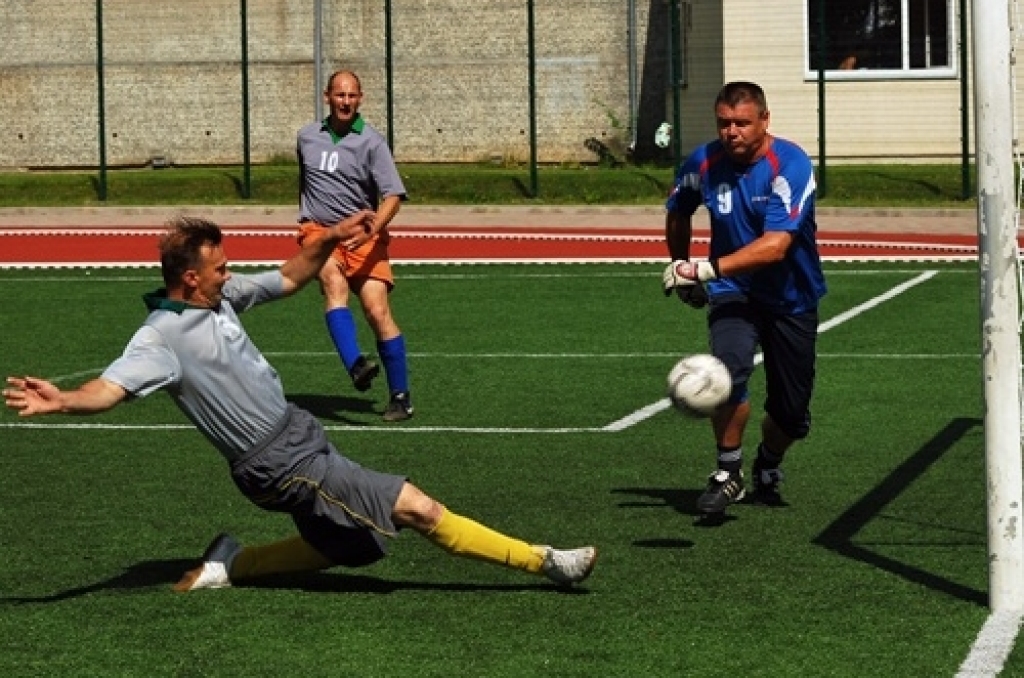 Medaļu un diplomu lietus «nolija» sestdien, 3. jūlijā, Bauskas stadionā. Vairāk nekā 450 vieglatlētu cīnījās par Latvijas Sporta veterānu savienības 47. sporta spēļu un Baltijas valstu pirmā atklātā čempionāta godalgām vieglatlētikā....
Autors: Uldis Varnevičs
