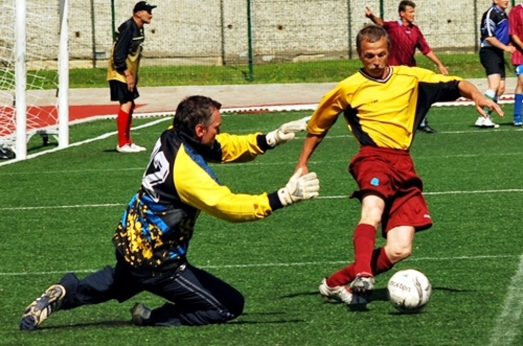 Medaļu un diplomu lietus «nolija» sestdien, 3. jūlijā, Bauskas stadionā. Vairāk nekā 450 vieglatlētu cīnījās par Latvijas Sporta veterānu savienības 47. sporta spēļu un Baltijas valstu pirmā atklātā čempionāta godalgām vieglatlētikā....
Autors: Uldis Varnevičs