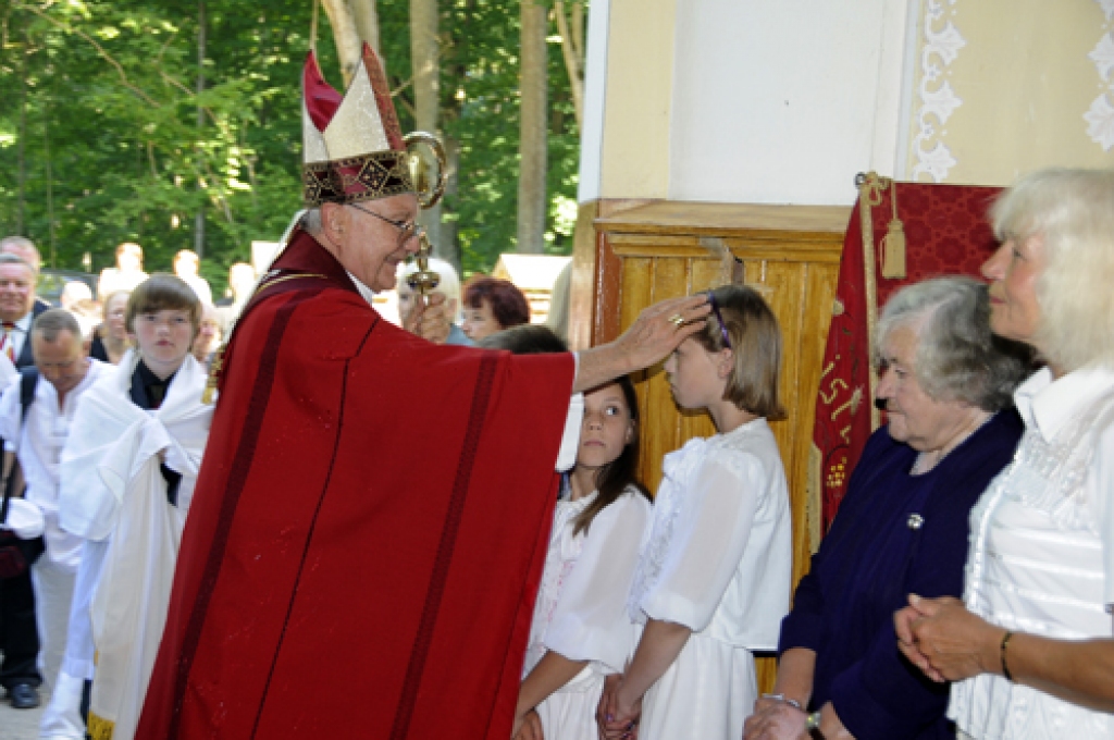 Pēterdienas svinības Kurmenē ir ilggadēja tradīcija, kas katru vasaru iezīmējas ar citādākām niansēm. 29. jūnijā gan ciemiņi, gan vietējie ļaudis bija aicināti apmeklēt Balto skolu, kur veidojas pagasta muzejs un atrodas vairākas iestādes....
Autors: Ivars Bogdanovs