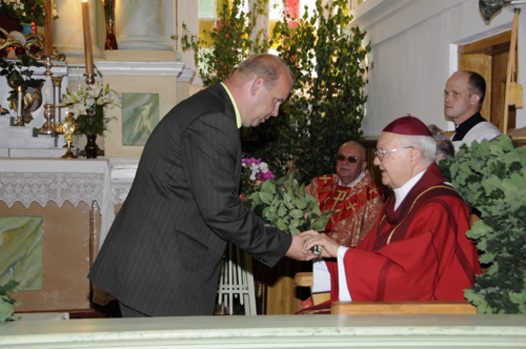 Pēterdienas svinības Kurmenē ir ilggadēja tradīcija, kas katru vasaru iezīmējas ar citādākām niansēm. 29. jūnijā gan ciemiņi, gan vietējie ļaudis bija aicināti apmeklēt Balto skolu, kur veidojas pagasta muzejs un atrodas vairākas iestādes....
Autors: Ivars Bogdanovs
