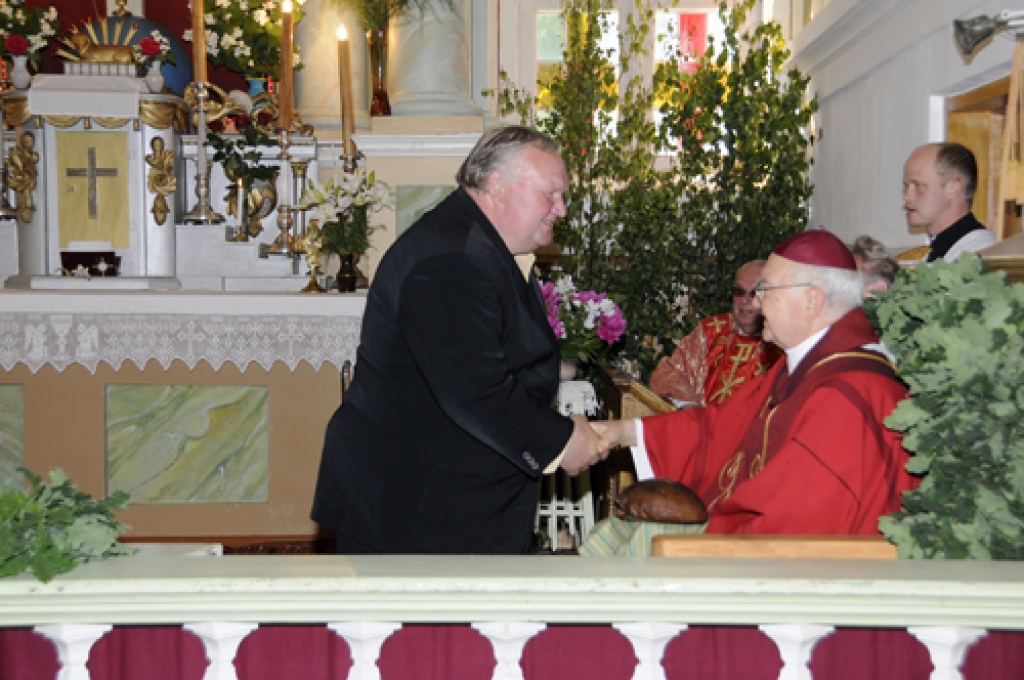 Pēterdienas svinības Kurmenē ir ilggadēja tradīcija, kas katru vasaru iezīmējas ar citādākām niansēm. 29. jūnijā gan ciemiņi, gan vietējie ļaudis bija aicināti apmeklēt Balto skolu, kur veidojas pagasta muzejs un atrodas vairākas iestādes....
Autors: Ivars Bogdanovs